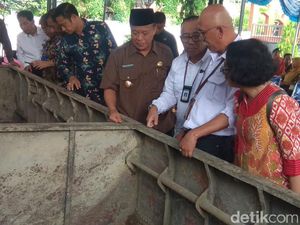 Kemendikbud Secara Resmi Serahkan Perahu Baja ke Pemkab Lamongan Kemendikbud Secara Resmi Serahkan Perahu Baja ke Pemkab Lamongan