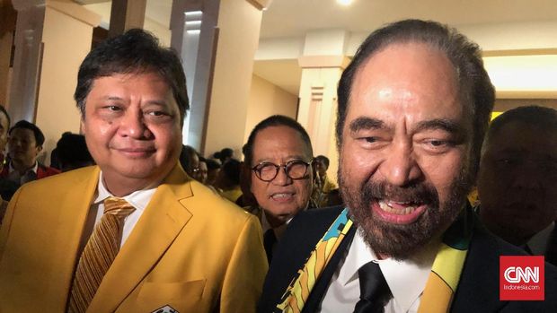 Ketua Umum Partai Golkar Airlangga Hartanto (kiri) dan Ketum Nasdem Surya Paloh Usai gelaran HUT Golkar di Jakarta, Rabu (8/11)