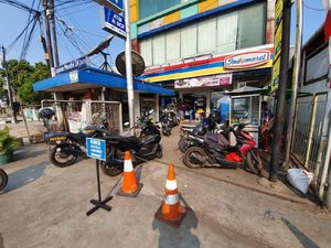 Gurihnya Uang Parkir di Minimarket