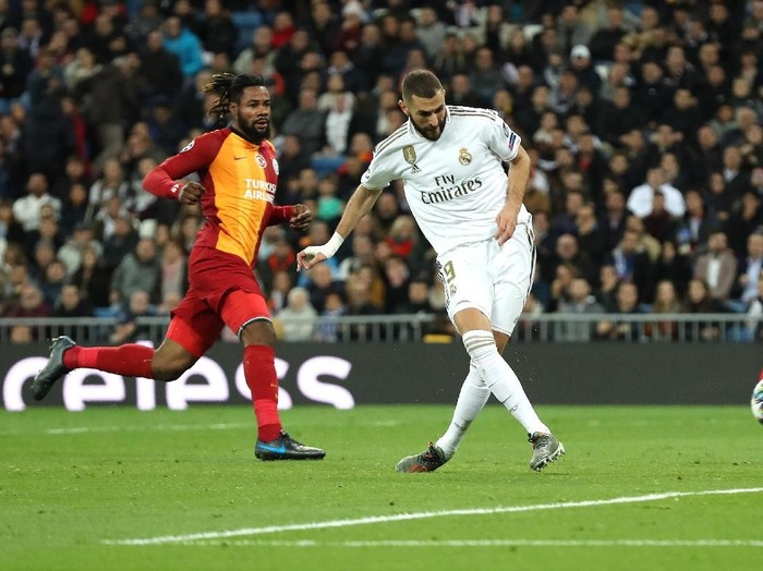 MADRID, SPAIN - NOVEMBER 06: Karim Benzema of Real Madrid scores his team's fourth goal during the UEFA Champions League group A match between Real Madrid and Galatasaray at Bernabeu on November 06, 2019 in Madrid, Spain. (Photo by Angel Martinez/Getty Images)