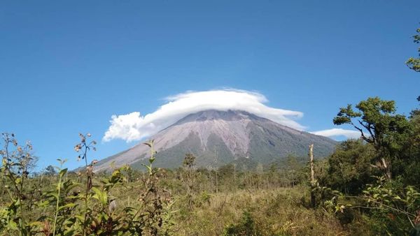 Potret Gunung Semeru Bertopi yang Bikin Kangen Netizen