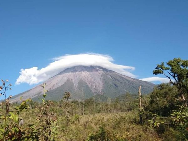 Potret Gunung Semeru Bertopi yang Bikin Kangen Netizen