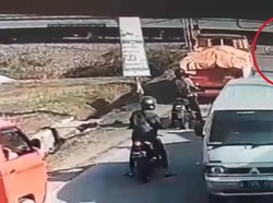 Hati-hati Lewat Perlintasan Kereta Tanpa Palang, Jangan Seperti di Video Ini