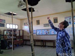 Memprihatinkan, Atap SDN di Ponorogo Ditopang 7 Bambu agar Tak Ambruk
