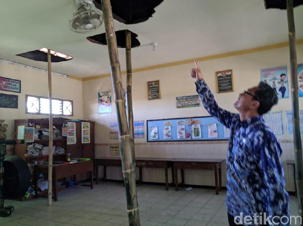 Miris! Atap SDN di Ponorogo Ini Ditopang Bambu agar Tak Ambruk Miris! Atap SDN di Ponorogo Ini Ditopang Bambu agar Tak Ambruk