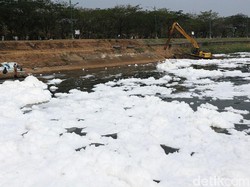 Cerita Warga soal Munculnya Busa di Aliran Air BKT Cakung
