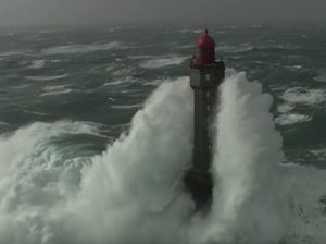 Lagi Diterjang Badai Cobaan? Coba Lihat Mercusuar Tangguh Ini