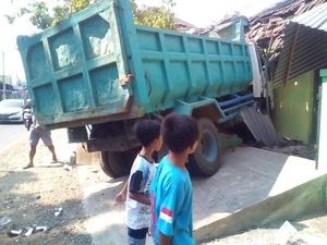 Truk Tabrak 3 Sepeda Motor dan 2 Rumah di Kudus, 4 Orang Luka