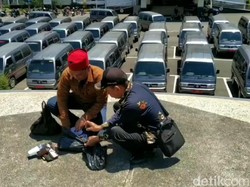 Protes, Ratusan Kades di Tasikmalaya Kembalikan Mobil Operasional ke Pemda