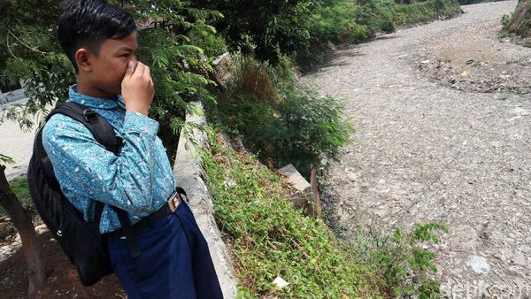 Potret Jorok Hamparan Sampah di Kali Jambe Bekasi