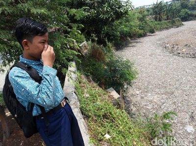 Potret Jorok Hamparan Sampah di Kali Jambe Bekasi