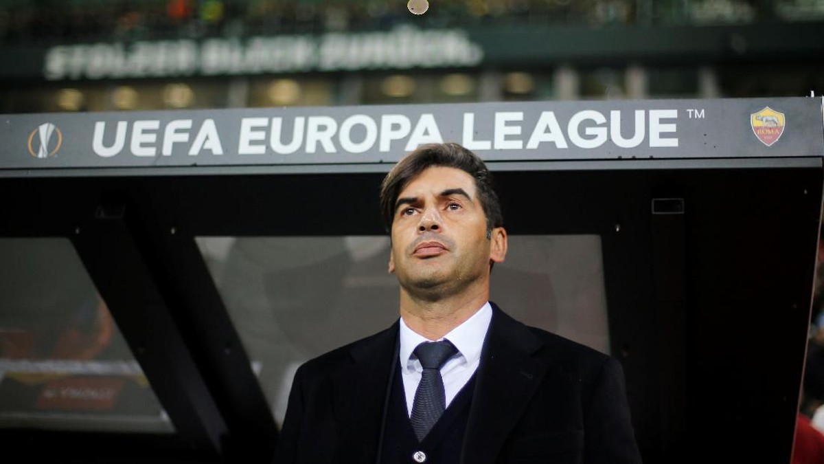 Paulo Fonseca menyebut Roma tak pantas kalah dari Gladbach (REUTERS/Leon Kuegeler)
