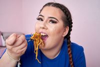 Wanita Ini Ogah Kerja Kantoran semoga Fokus Bikin Video Mukbang