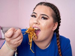 Wanita Ini Ogah Kerja Kantoran agar Fokus Bikin Video Mukbang