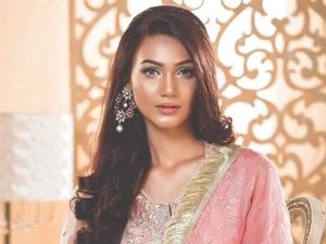 Ini Kontestan Miss Universe Pertama dari Negara Muslim Asia Selatan