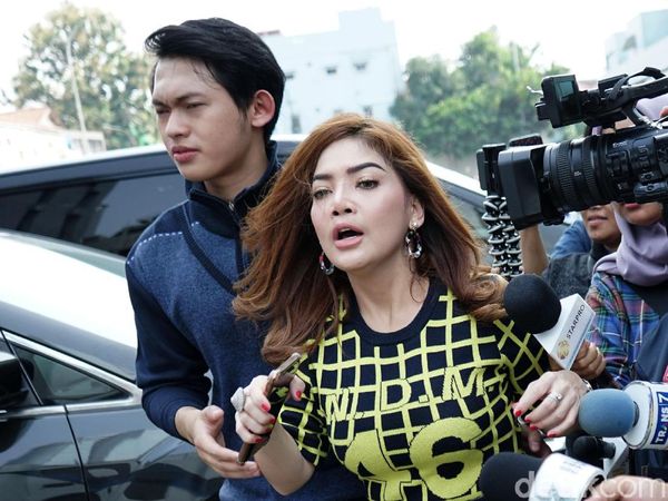 Irma Darmawangsa dan Pacarnya Ribut di Depan Wartawan