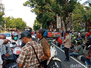 Demo di Depan Balai Kota, Massa Protes Transparansi Anggaran-IMB Reklamasi
