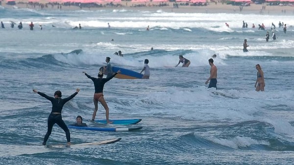 Image result for gambar Kebiasan Turis China di Bali: Suka Main Air dan Foya-foya