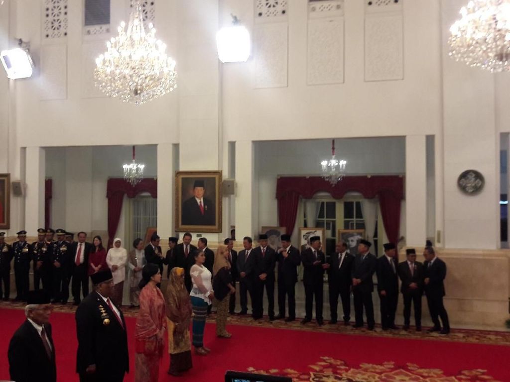 6 Tokoh Resmi Diberi Gelar Pahlawan Nasional: Kahar Mudzakkir-Ruhana Kuddus 6 Tokoh Resmi Diberi Gelar Pahlawan Nasional: Kahar Mudzakkir-Ruhana Kuddus