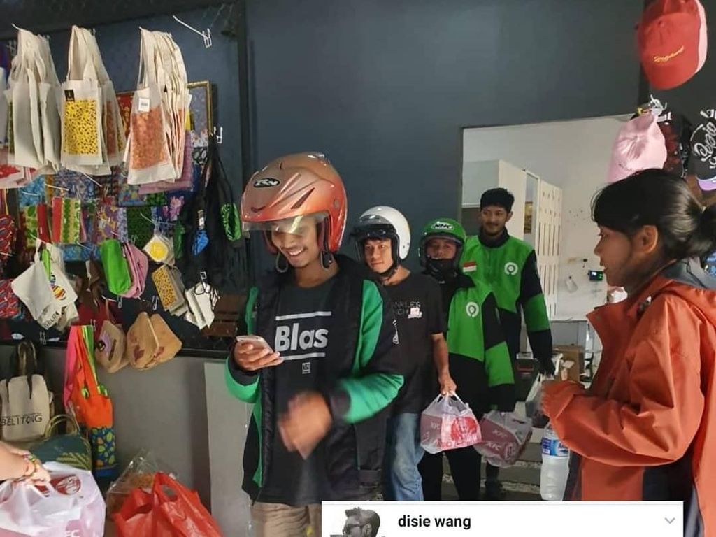Pesan Makanan Lewat Ojol, Ternyata Diantar Rombongan Driver Ojol Pesan Makanan Lewat Ojol, Ternyata Diantar Rombongan Driver Ojol
