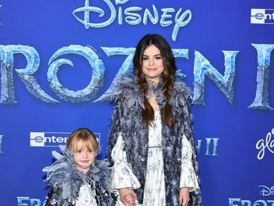 Cute! Selena Gomez dan Adik Kembaran Jadi Ice Princess di Premier Frozen 2