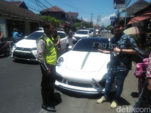 Ngegas depan Polisi, Sopir Mobil Mewah di Bali Kena Tilang