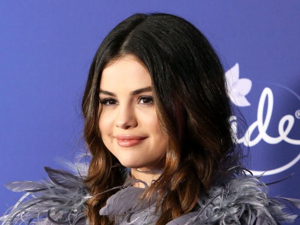 Berat Badan Naik Gara-gara Lupus, Selena Gomez Hadapi Body Shaming Berat Badan Naik Gara-gara Lupus, Selena Gomez Hadapi Body Shaming