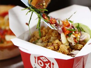 Pedas Segar! Ayam Geprek hingga Lidah Sambal Matah di 5 Tempat Ini