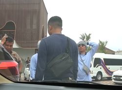 Jadi Tukang Parkir, Anang Adu Mulut dengan Sopir usai Mobil Terseruduk
