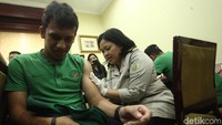 Egy Maulana tampak menahan sakit saat suntik vaksin.