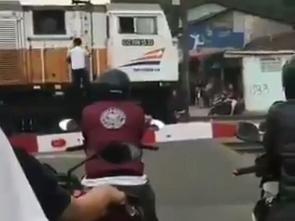 Cerita Warga soal Masinis Jajan di Warung: Dia Suka Beli Tahu Cerita Warga soal Masinis Jajan di Warung: Dia Suka Beli Tahu