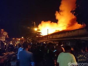 Kebakaran Pasar Ngunut Berhasil Dipadamkan Kebakaran Pasar Ngunut Berhasil Dipadamkan