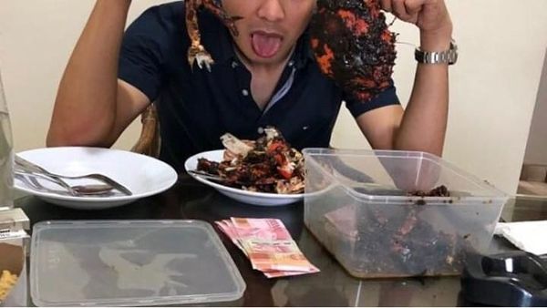 Begini Keseruan Taufik Hidayat Saat Kulineran Seafood