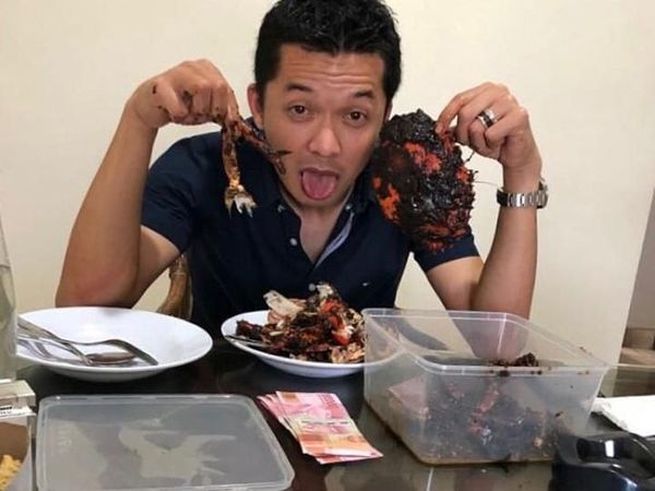 Begini Keseruan Taufik Hidayat Saat Kulineran Seafood