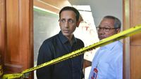 Potret Haru Mendikbud Nadiem Kunjungi Keluarga Korban SDN Gentong Ambruk