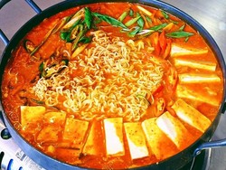 Yuk! Ramai-ramai Makan Budae Jjigae Enak di 5 Tempat Ini