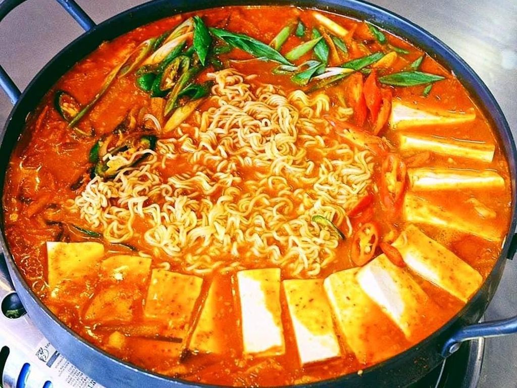 Yuk! Ramai-ramai Makan Budae Jjigae Enak di 5 Tempat Ini Yuk! Ramai-ramai Makan Budae Jjigae Enak di 5 Tempat Ini