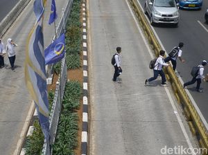 Lihat Orang Nyebrang Tiba-tiba, Ini yang Harus Dilakukan Pengendara