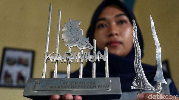 Melihat Kerajinan Berbahan Timah Andalan Karimun Besar