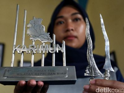 Melihat Kerajinan Berbahan Timah Andalan Karimun Besar