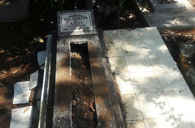 Potret 27 Makam di Tasikmalaya yang Dibongkar Bagian Kepalanya Potret 27 Makam di Tasikmalaya yang Dibongkar Bagian Kepalanya
