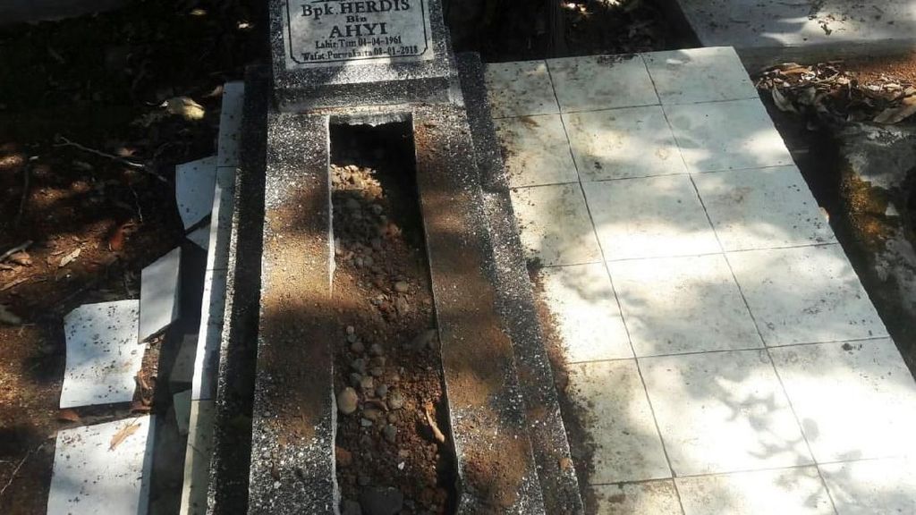 Potret 27 Makam di Tasikmalaya yang Dibongkar Bagian Kepalanya
