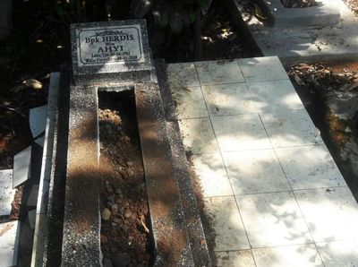 Potret 27 Makam di Tasikmalaya yang Dibongkar Bagian Kepalanya