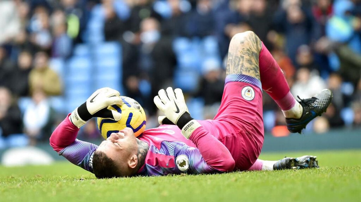Ederson mesti absen memperkuat Manchester City saat melawat ke Liverpool. (Foto: Rui Vieira/ AP Photo)