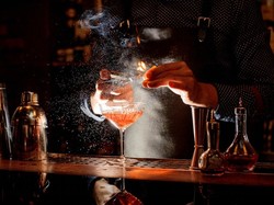 5 Curhatan Paling Menyedihkan yang Pernah Didengarkan Para Bartender