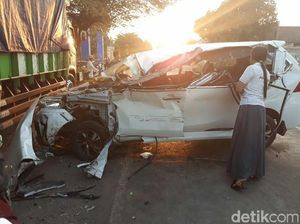 MPV Hantam Truk Parkir di Pantura Situbondo, Satu Tewas dan Satu Luka