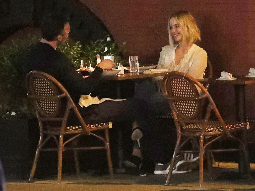 Bulan Madu di Sumba, Ini Pose Cantik Jennifer Lawrence Saat Makan Pizza Bulan Madu di Sumba, Ini Pose Cantik Jennifer Lawrence Saat Makan Pizza