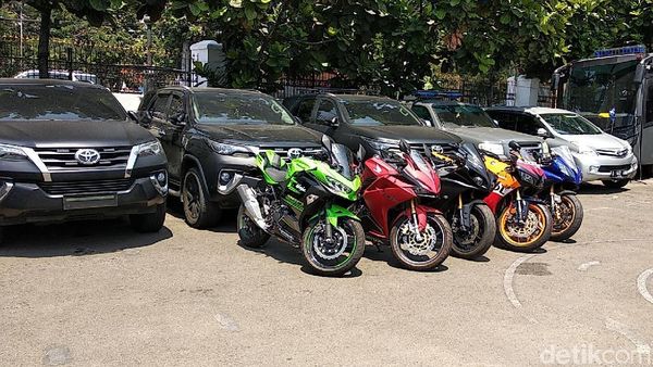Penampakan Mobil-Motor Bos Akumobil yang Dibeli Pakai Duit Konsumen