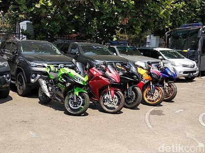 Penampakan Mobil-Motor Bos Akumobil yang Dibeli Pakai Duit Konsumen