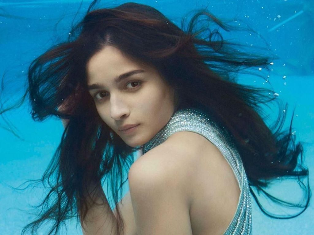 Aktris Bollywood Dikritik, Pose Seksi di Bawah Air untuk Pemotretan Majalah
